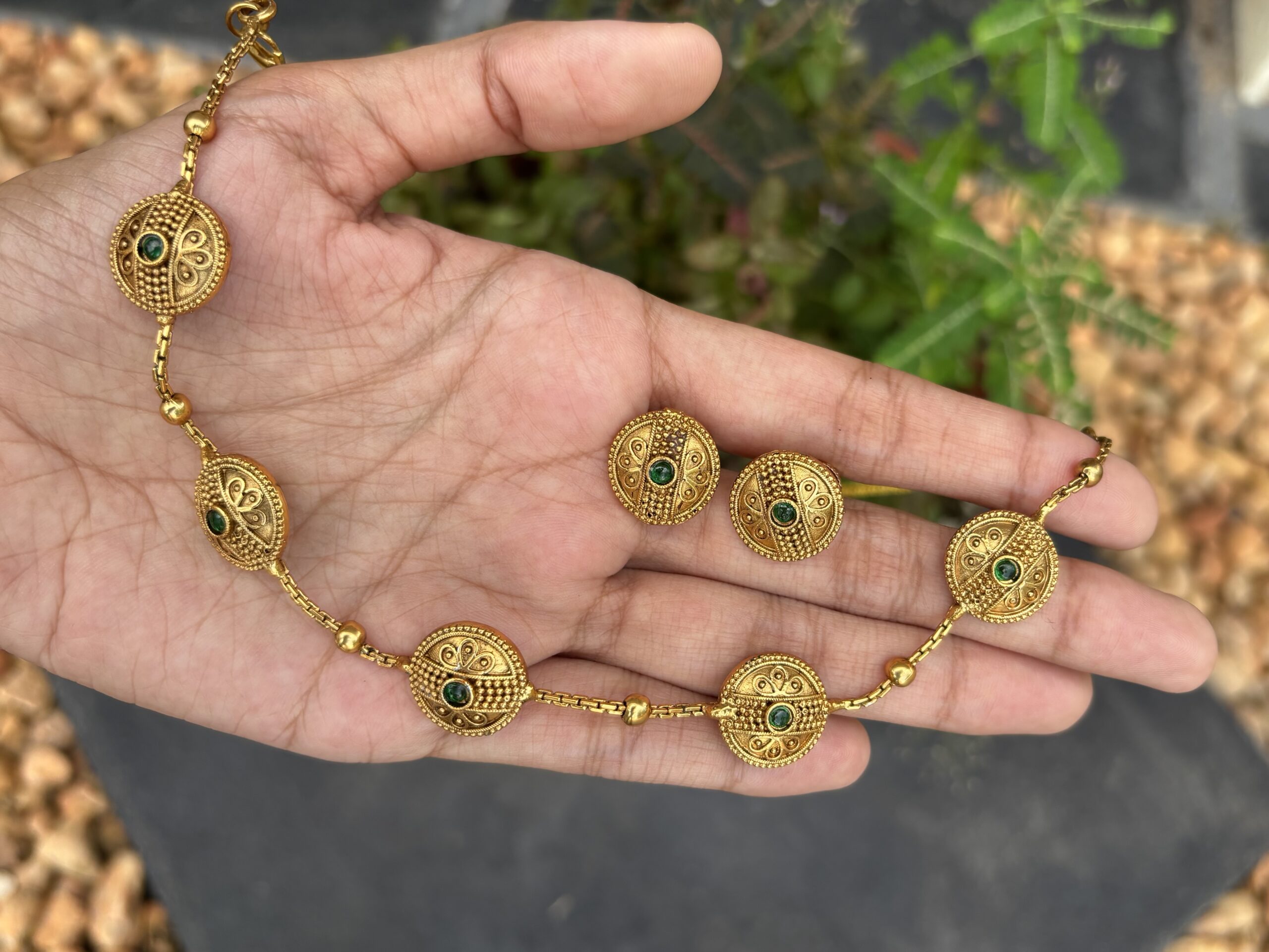 Aaranya Circle Choker With Stud