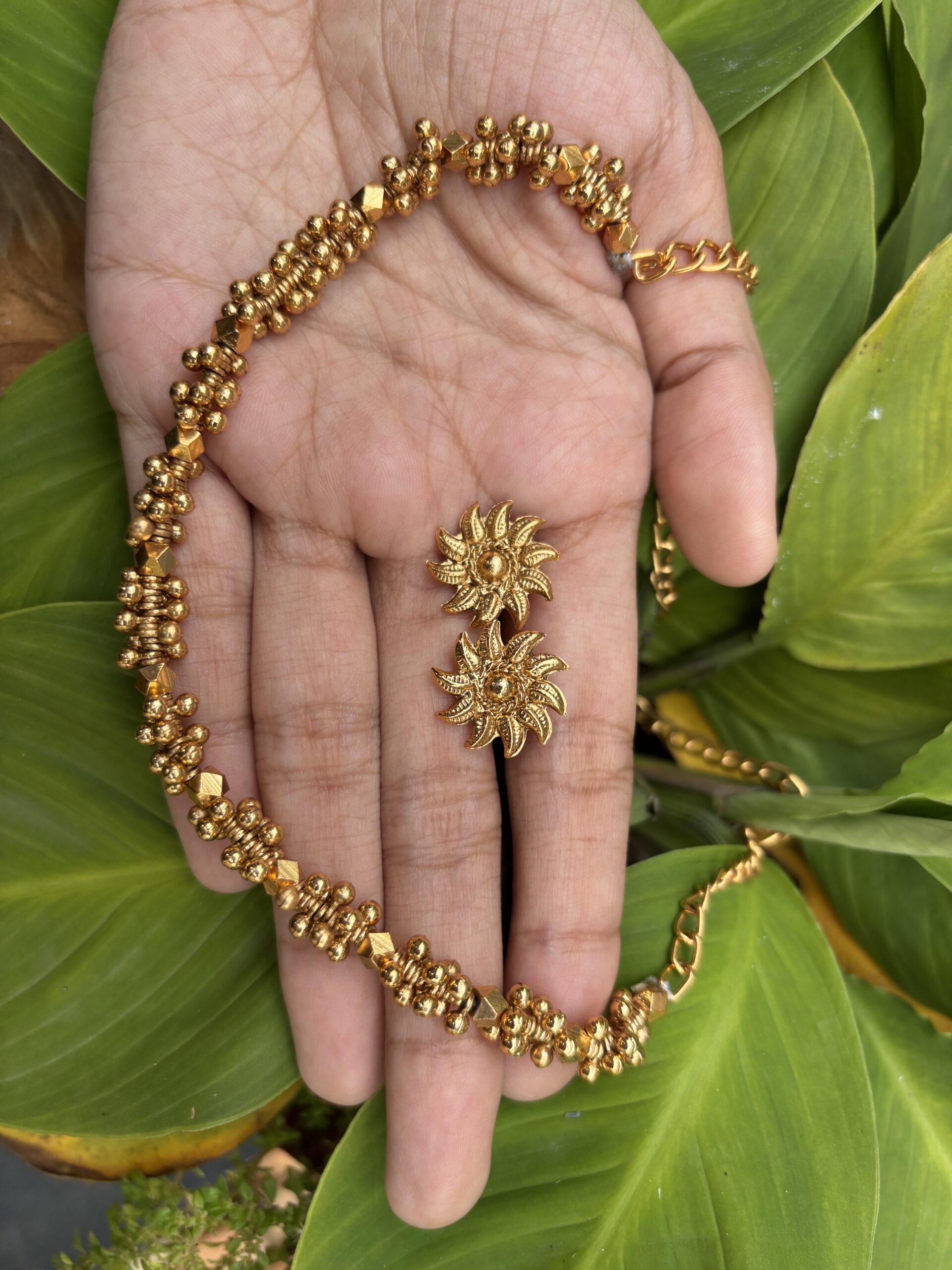 Sunlit Ball Choker With Stud