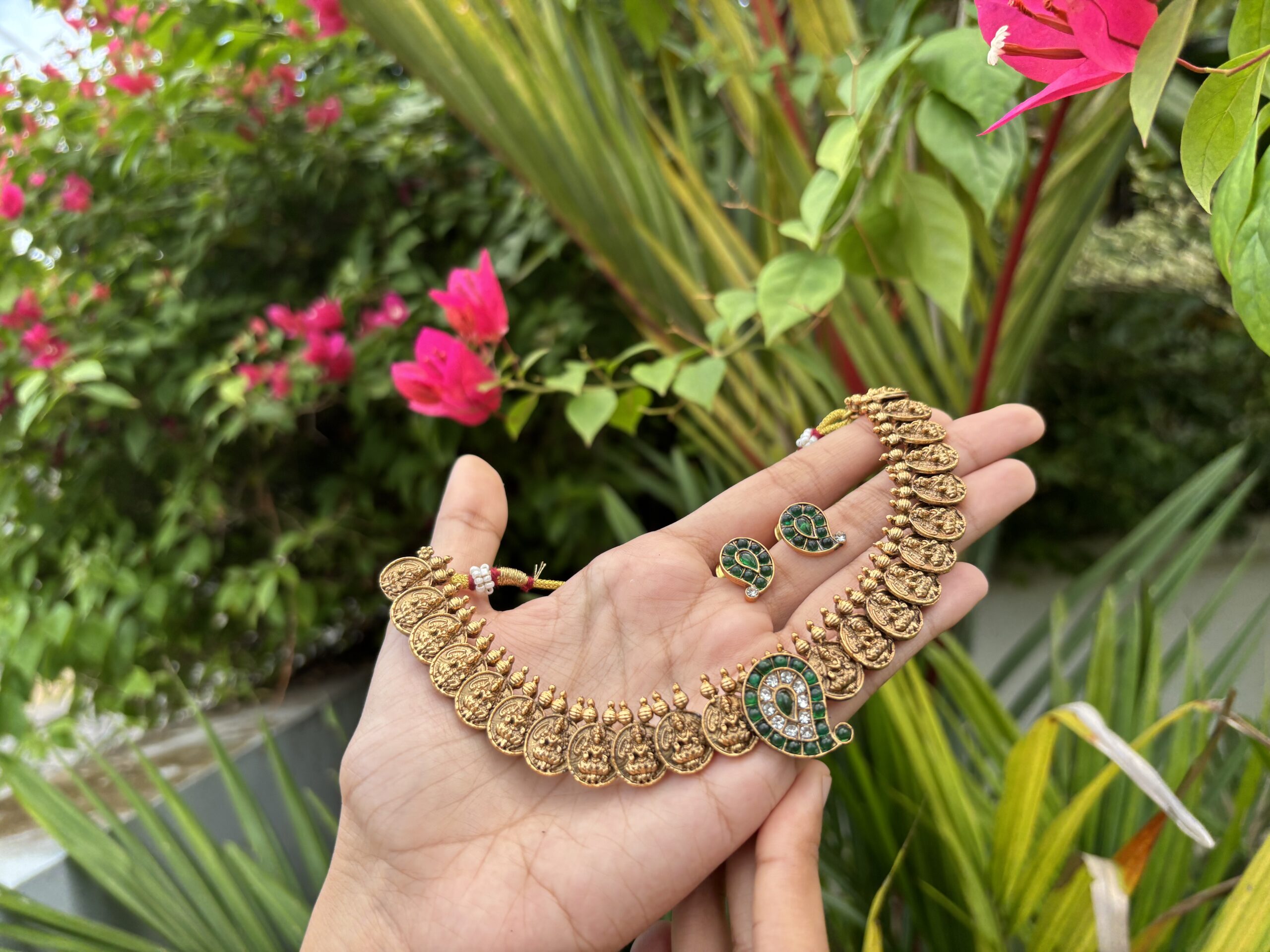 Kashi Shoba Short Neckpiece With Stud
