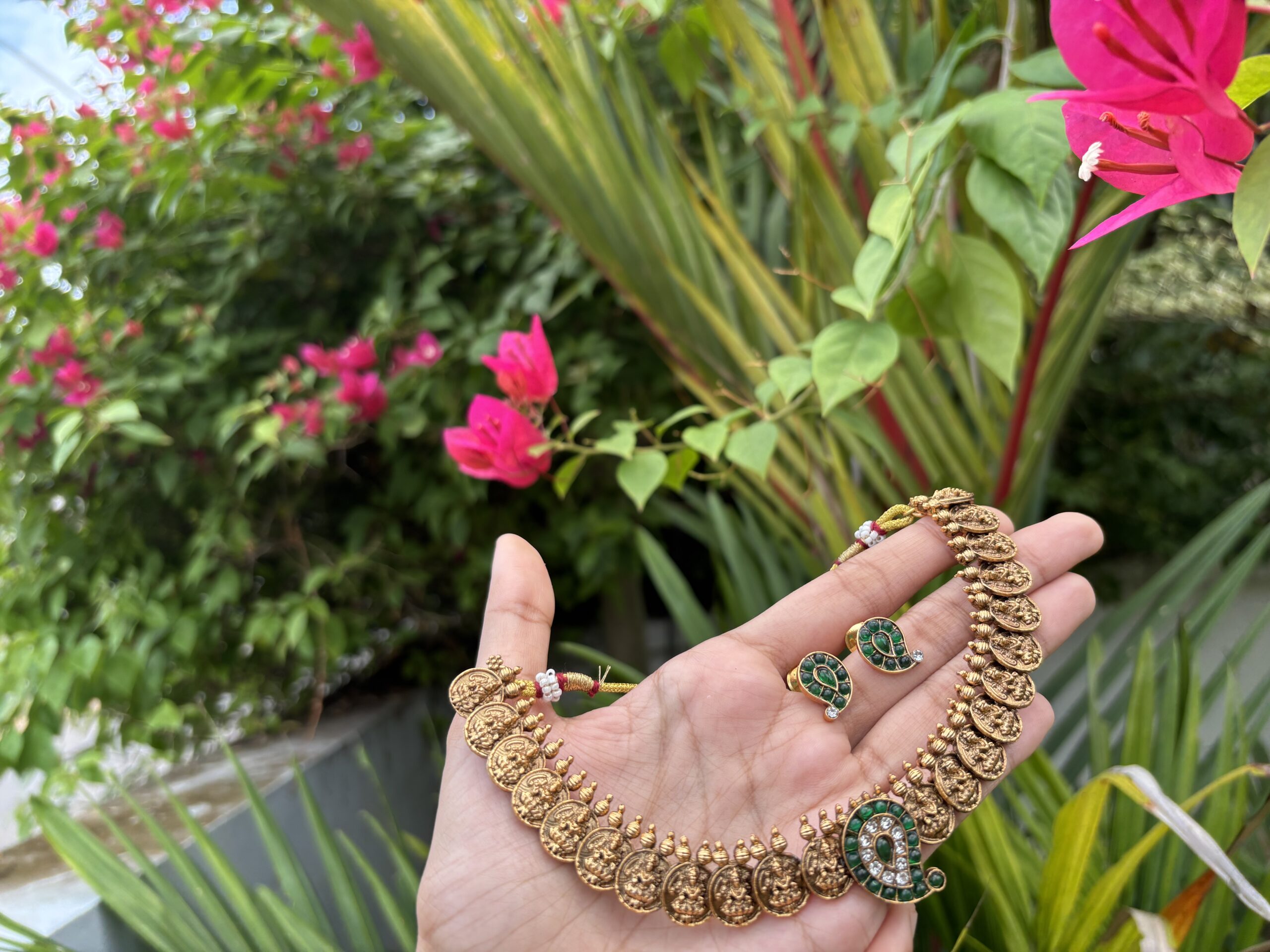 Kashi Shoba Short Neckpiece With Stud