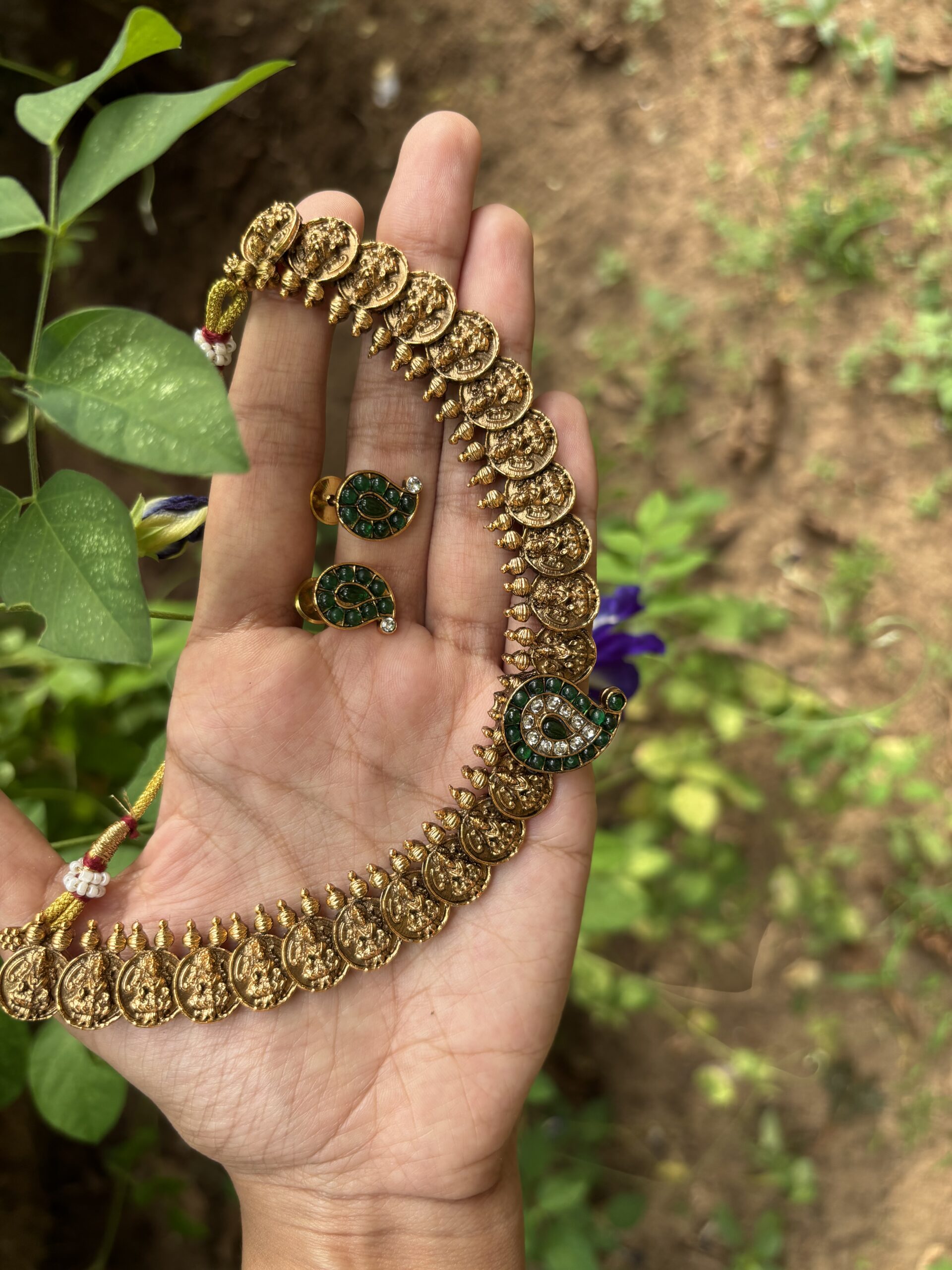 Kashi Shoba Short Neckpiece With Stud