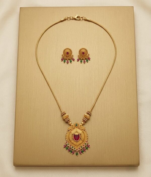 Regal Raga Pendant Set